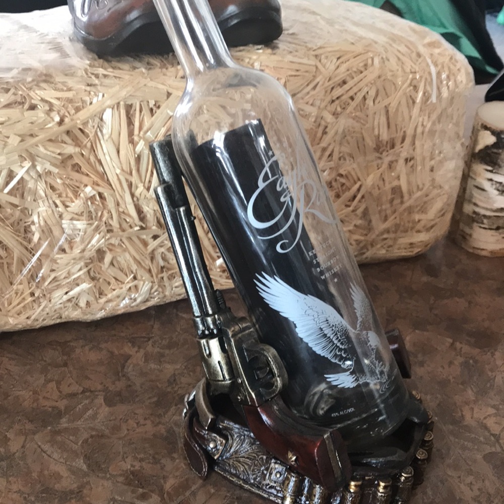 Western horseshoe gun belt bottle holder